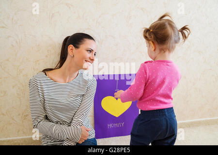 Muttertag, Mädchen, Grußkarte zu ihrer Mutter Stockfoto