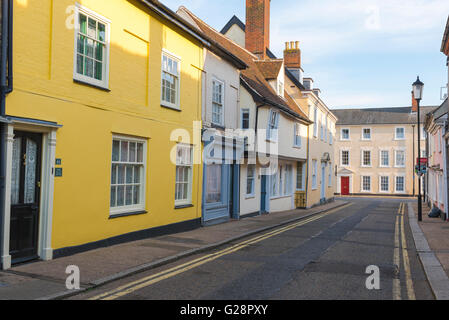 Suffolk UK Architektur, Blick auf eine bunte Reihe von mittelalterlichen Häusern in Guildhall Street im Zentrum von Bury St Edmunds, Suffolk, UK. Stockfoto