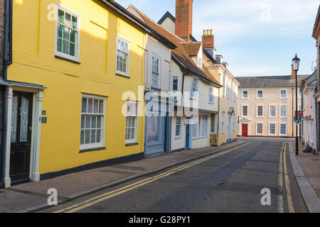 Bury St Edmunds Street, Blick auf eine Reihe von mittelalterlichen Häusern in Guildhall Street im Zentrum von Bury St Edmunds, Suffolk, Großbritannien. Stockfoto