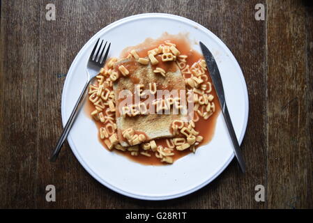 EU-Bürokratie - EU-Referendum Konzept Bild Kinder Alphabet Nudeln auf toast Stockfoto