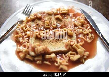 EU-Bürokratie - EU-Referendum Konzept Bild Kinder Alphabet Nudeln auf toast Stockfoto