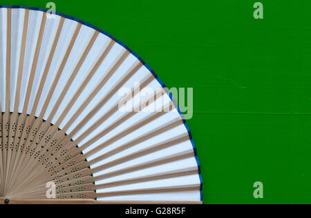 Typische japanische Hand Fan gemacht am grünen Tisch aus Holz Stockfoto