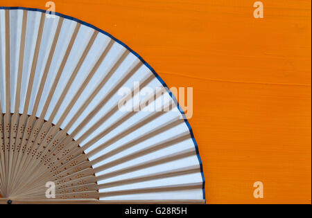 Typische japanische Hand Fan gemacht auf dem Holztisch orange Stockfoto