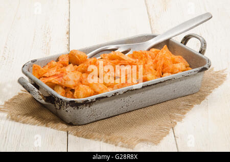 Kartoffeln und Nudeln mit Sonnenblumenöl und Paprikapulver, ungarische Mahlzeit in einer Backform Stockfoto