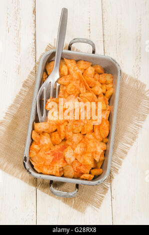 Kartoffeln und Nudeln mit Sonnenblumenöl und Paprikapulver, ungarische Mahlzeit in einer Backform Stockfoto