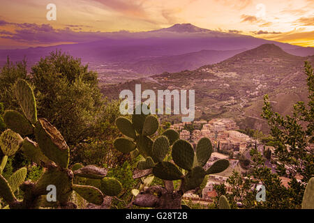 Ätna auf Sizilien von Taormina gesehen;  Stachelige Birne im Vordergrund Stockfoto