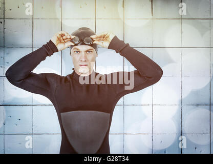 Das zusammengesetzte Bild der Schwimmer in einen Neoprenanzug tragen Schwimmbrille Stockfoto