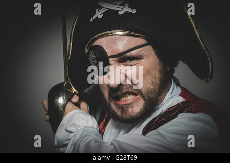 Kostüm. Mann-Pirat mit Augenklappe und alter Hut mit lustigen Gesichtern und ExpressiveCostume. Mann-Pirat mit Augenklappe und ein alter Hut Witz Stockfoto
