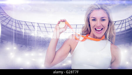 Das zusammengesetzte Bild des Athleten mit goldmedaillen nach dem Sieg posing Stockfoto