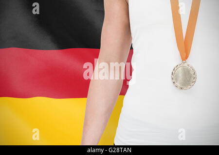 Zusammengesetztes Bild des weiblichen Athleten tragen eine Medaille Stockfoto