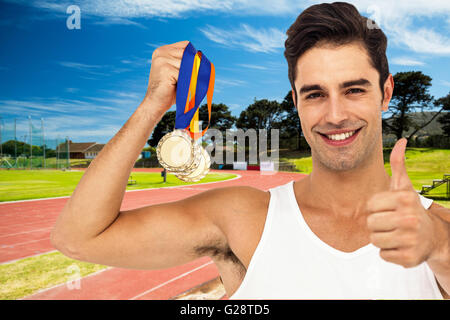 Zusammengesetztes Bild des Athleten posiert mit Goldmedaillen Stockfoto