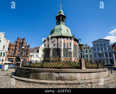 "Wasserkunst", Brunnen, historische Innenstadt, Marktplatz, Marktplatz, Altstädter Ring, Wismar, Deutschland. Stockfoto