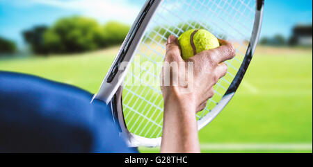 Zusammengesetztes Bild des Tennisspielers hält einen Schläger servierfertig Stockfoto