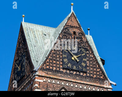 Turm der St.-Marien-Kirche, Ruine links nach 2 verbleibenden. Weltkrieg, Wismar, Deutschland Stockfoto