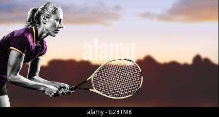 Zusammengesetztes Bild der Tennisspieler, Tennis spielen, mit einem Schläger Stockfoto