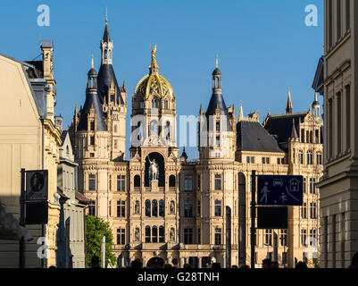 Schloss Schwerin, Haupteingang über Brücke, Schwering, Mecklenburg-Vorpommern, Deutschland Stockfoto