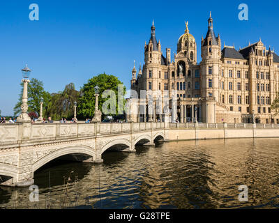 Schloss Schwerin, Haupteingang über Brücke, Schwering, Mecklenburg-Vorpommern, Deutschland Stockfoto