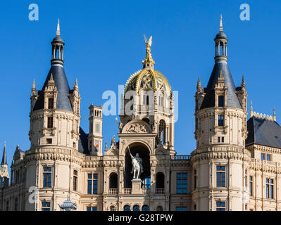 Schloss Schwerin, Haupteingang über Brücke, Schwering, Mecklenburg-Vorpommern, Deutschland Stockfoto