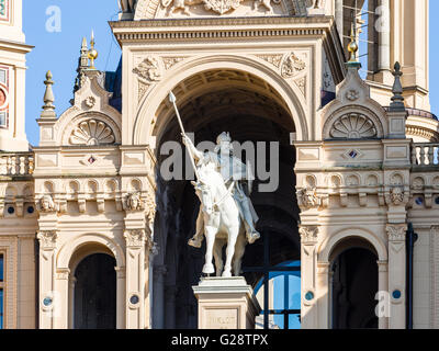 Schloss Schwerin, Haupteingang über Brücke, Schwering, Mecklenburg-Vorpommern, Deutschland Stockfoto