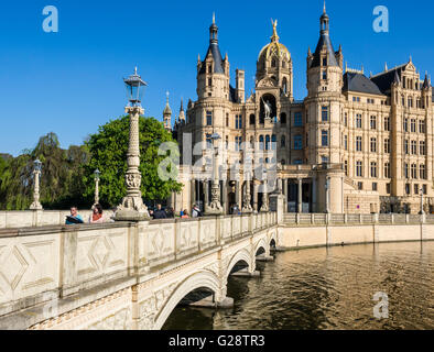 Schloss Schwerin, Haupteingang über Brücke, Schwering, Mecklenburg-Vorpommern, Deutschland Stockfoto