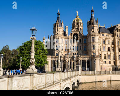 Schloss Schwerin, Haupteingang über Brücke, Schwering, Mecklenburg-Vorpommern, Deutschland Stockfoto