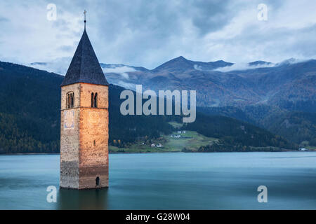 Berühmte Glockenturm der versunkenen Kirche im Reschensee, Italien. Stockfoto
