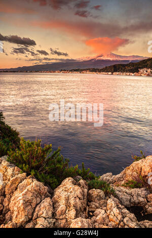 Sizilien: Ätna gesehen von Taormina bei Sonnenaufgang Stockfoto