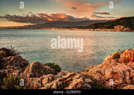 Sizilien, Italien: Ätna, Taormina bei Sonnenaufgang gesehen Stockfoto