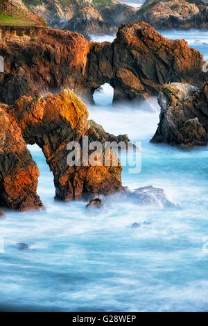 Abendrot auf die viele Felsnadeln und Meer Bögen entlang der kalifornischen Big Sur Küste. Stockfoto