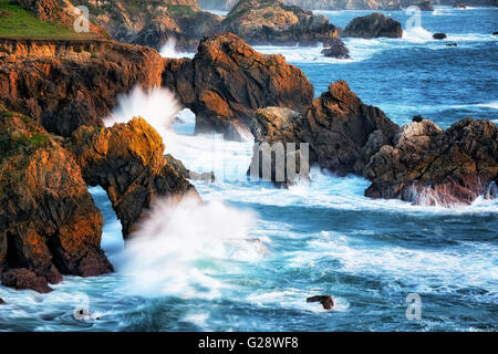 Abendlicht leuchten mit Wellen im kalifornischen Big Sur Küste. Stockfoto