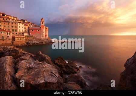 Sonnenuntergang in Tellaro, einem kleinen Fischerdorf in Ligurien, Italien Stockfoto