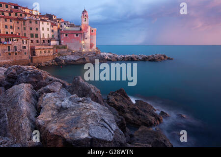 Blick von der kleinen Stadt von Tellaro in Ligurien, Italien, bei Sonnenuntergang Stockfoto