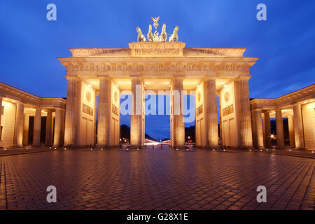 Brandenburger Tor in Berlin, Deutschland, in der Dämmerung Stockfoto