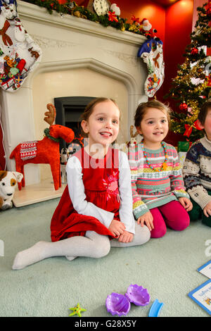 Kinder spielen im Haus zu Weihnachten Stockfoto