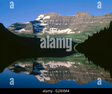 Forum-Peak, Waterton Lakes National Park, Alberta, Kanada spiegelt sich in Cameron Lake in den frühen Morgenstunden. Stockfoto