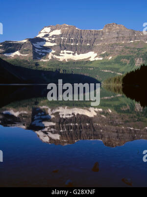 Forum-Peak, Waterton Lakes National Park, Alberta, Kanada spiegelt sich in Cameron Lake in den frühen Morgenstunden. Stockfoto