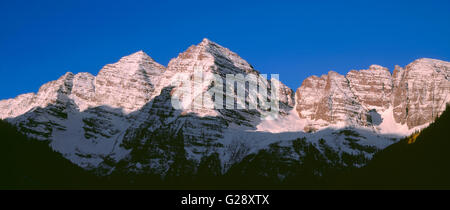 USA, Colorado, White River National Forest, Maroon Bells Snowmass Wildnis Sonnenaufgang hellt die schneebedeckten Maroon Bells Stockfoto