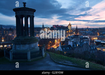 Blick auf Edinburgh in der Abenddämmerung vom Calton Hill Stockfoto