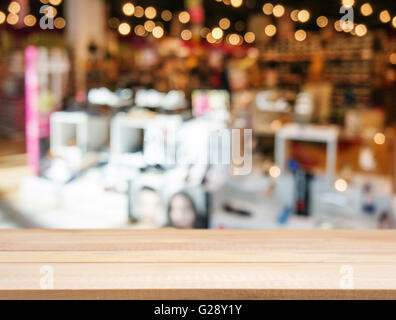 Holzbrett leere Tabelle vor unscharfen Hintergrund. Helles Holz Perspektive über Unschärfe in shopping Schuhe-Shop - einsetzbar Stockfoto