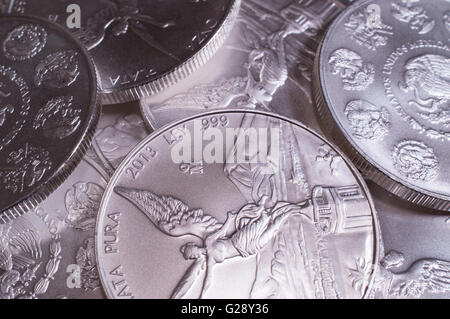Schuss von einem Stapel von 1 oz mexikanische Silber Libertad Münzen hautnah Stockfoto
