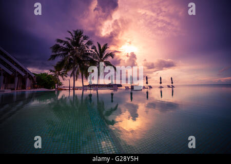 Erstaunlichen Sonnenuntergang Strand auf den Malediven. Hintergrund-Konzept Stockfoto