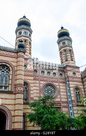 Die restaurierte Außenfassade der Dohány Straße Synagoge im Zentrum von Budapest, Ungarn. Die Dohány Straße Synagoge ist t Stockfoto