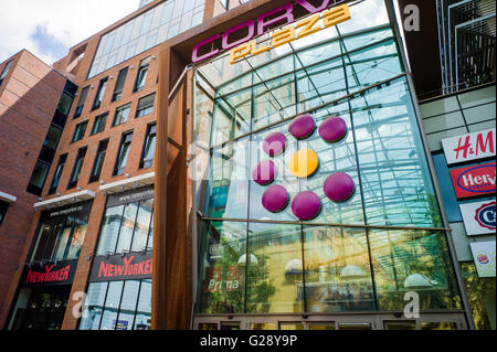 Das Exterieur des Corvin Plaza Einkaufszentrum in Budapest, Ungarn. Stockfoto