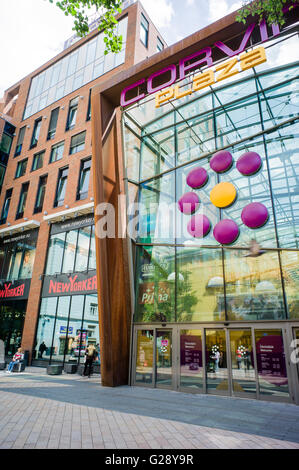 Das Exterieur des Corvin Plaza Einkaufszentrum in Budapest, Ungarn. Stockfoto