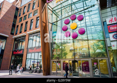 Das Exterieur des Corvin Plaza Einkaufszentrum in Budapest, Ungarn. Stockfoto