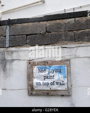 Beratung von Nichttrockner Farbe auf einer Wand im Stadtzentrum von Cardiff zu unterzeichnen. Mai 2016 Stockfoto