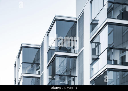 Abstrakte Fragment der zeitgenössischen Architektur, Wände aus Glas und Beton. Tonale Blaufilter Fotoeffekt Stockfoto