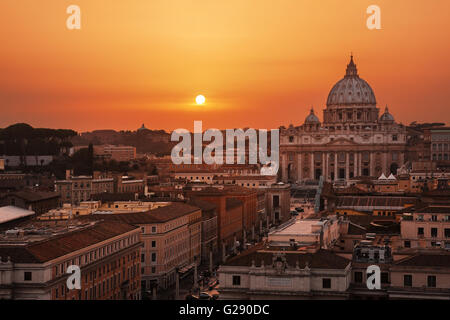 Schöner Sonnenuntergang über Rom (Italien) und Vatikanstadt. Petersdom im Hintergrund. Stockfoto