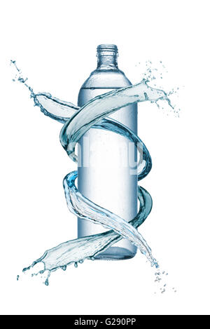 Flasche Wasser mit Spritzwasser herum, isoliert auf weiss Stockfoto