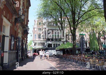 Terrassen und Touristen am Leidseplein Platz in Amsterdam, Niederlande. Stockfoto